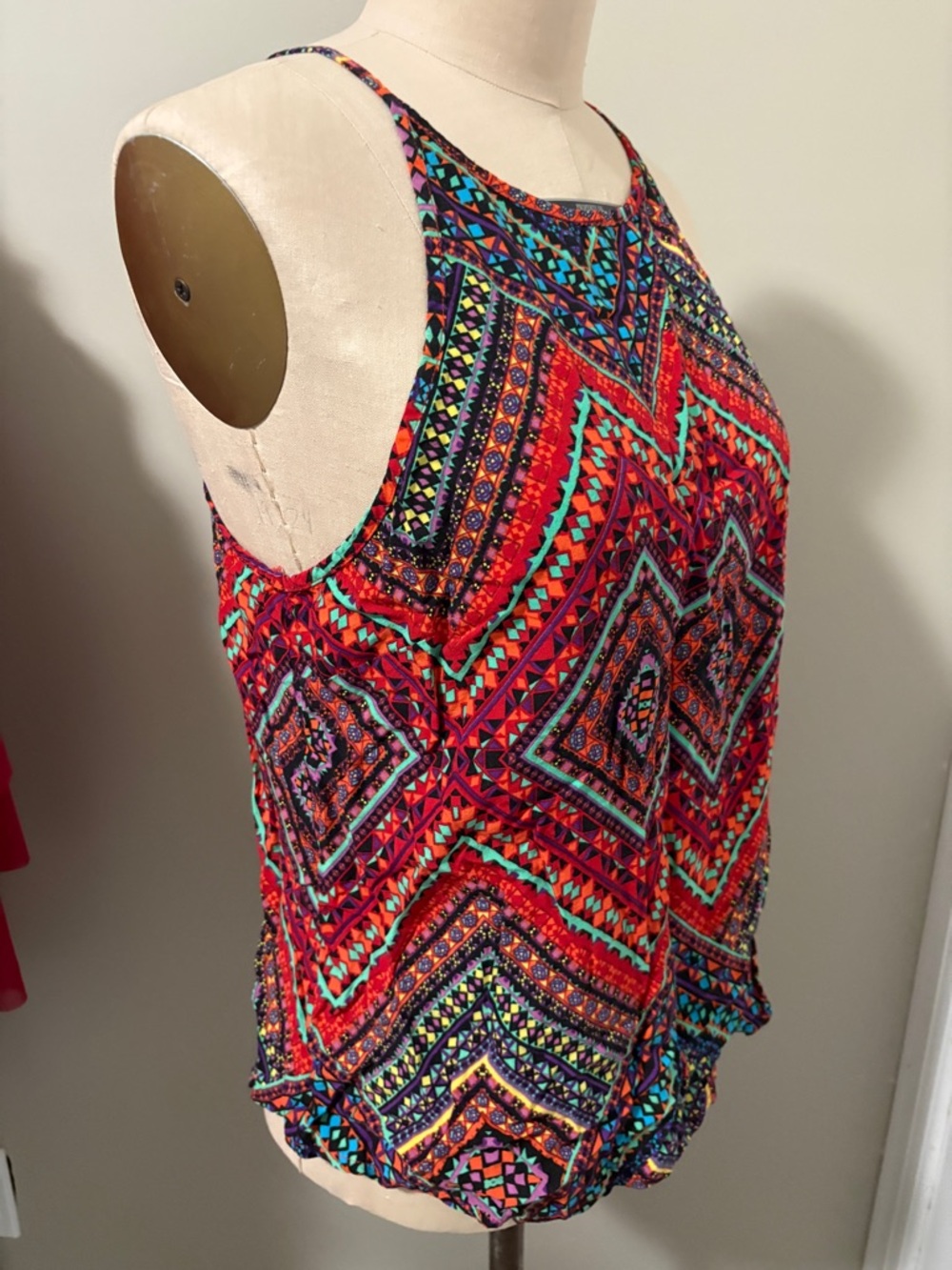 100% NONPROFIT SunnyGirl Women’s Geometric Tank Top (tag says XL- fits like Med)